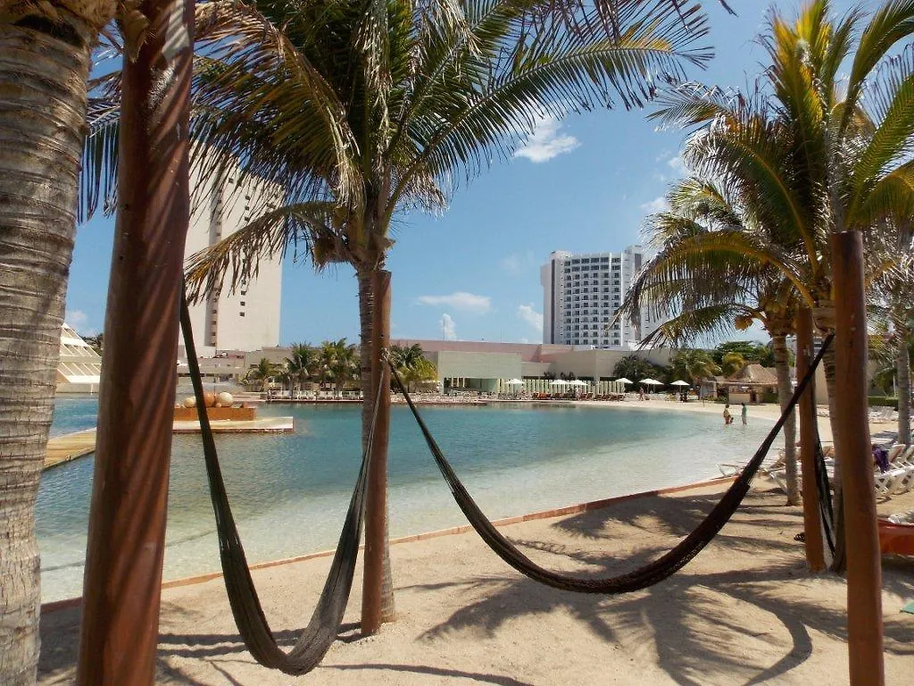 Hyatt Ziva Cancun All-Inclusive (Adults Only) אתר נופש